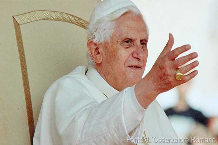 Bento XVI vive um tempo de oração, diz porta-voz do Vaticano