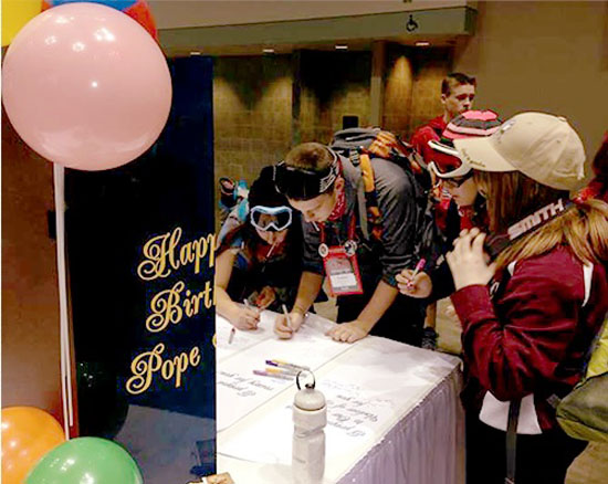 Jovens americanos assinam cartão gigante pelo aniversário do Papa