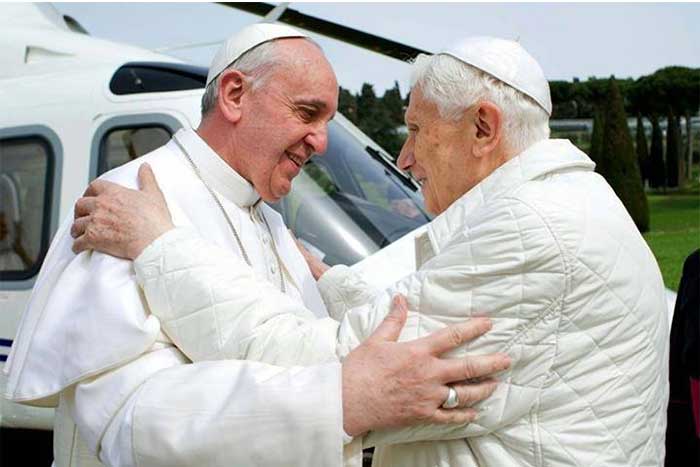 Via Twitter, Francisco pede orações por Bento XVI