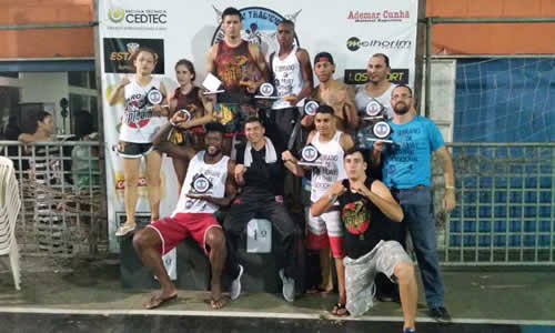 O projeto de Muay Thai do Centro Social Madre Tereza ganha trófeu de melhor equipe do estado