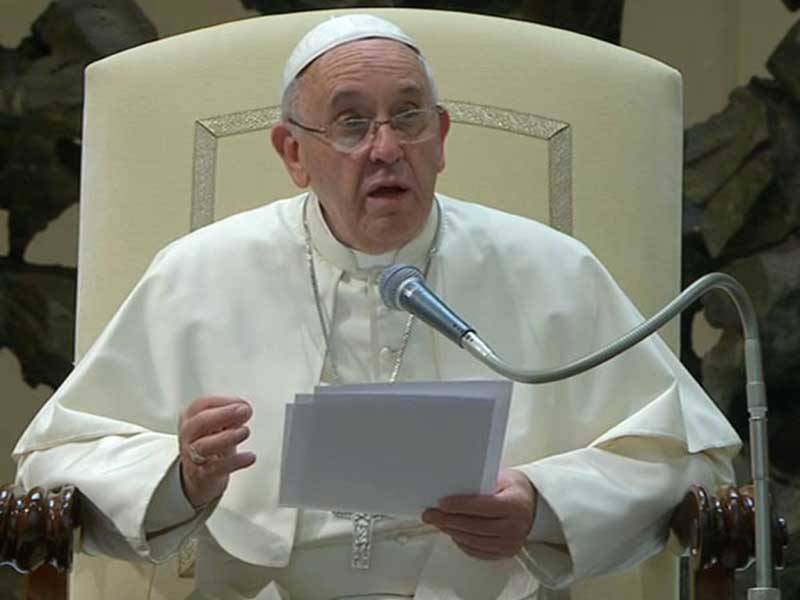 Papa sugere a jovens que de janeiro a julho de 2016 escolham uma obra de misericórdia