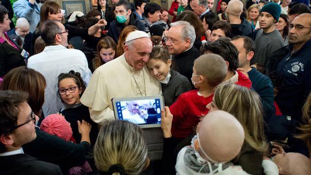 Papa Francisco visita hospital infantil em Roma